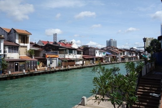 Rivieraanzicht hier in de stad