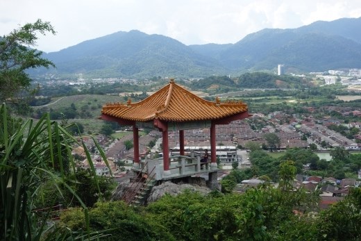 Uitzicht op Ipoh vanuit de Perak Tong grot tempel
