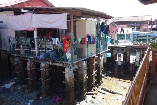 Een huis in een van de clan jetties (klein wijkjes gebouwd op een aantal pieren)