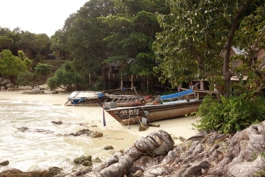 Er worden wat werkzaamheden verricht aan een boot op ons privestrand