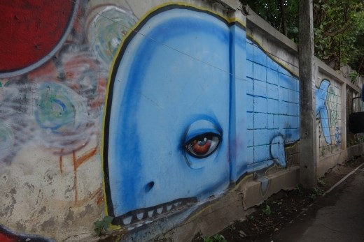 Talloze grafitti's doken op in de stad waaronder deze walvis