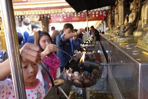 rituele handelingen in Wat Phrathat Doi Suthep