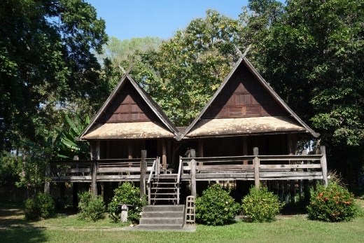 Een traditioneel houten lanna huis