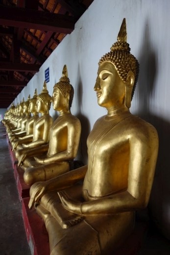 De buddha's in Wat Yai in Phitsanulok