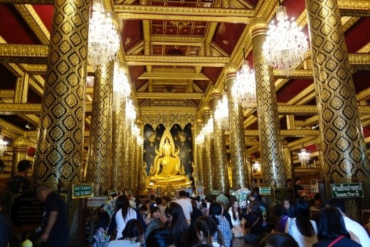 Phra Phuttha Chinnarat staat bekend als een van de mooiste buddha's in Thailand en heeft daarom veel bekijks