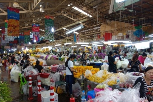 Bloemenmarkt waar de vele bloemenslingers voor offergaves worden gemaakt