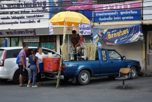 Op de warme dagen hier kun je wel wat rietsuiker sap gebruiken