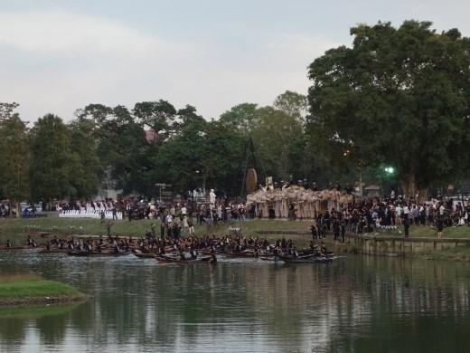 Ceremonie met witte (roze) olifanten ter nagedachtenis van de overleden koning