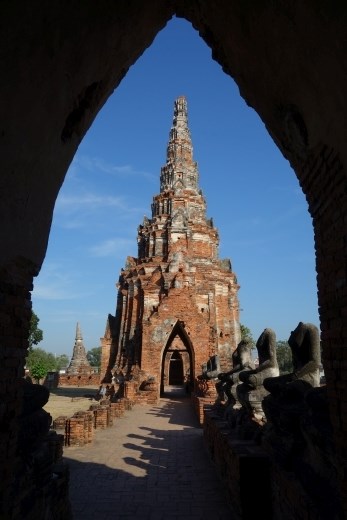 Genieten van de rust in de vroege ochtend bij Wat Chaiwatthanaram