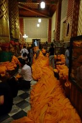 In de tempel worden gedoneerde stukken stof aan elkaar geknoopt tijdens een ceremonie: by irko_mirjam, Views[257]