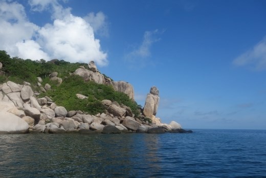 Op de hoek van onze baai wordt deze formatie boeddha rots genoemd