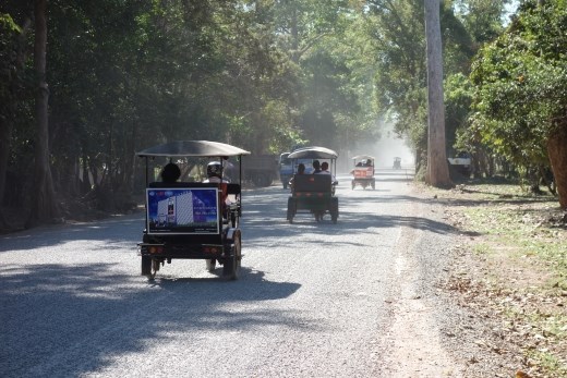 Op de wegen tussen de ruines was het soms een komen en gaan van tuktuks