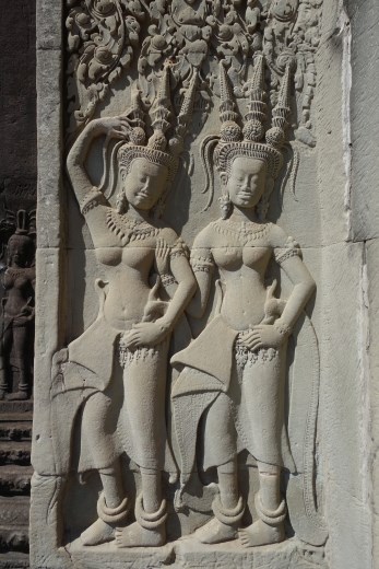 Op veel plaatsen zijn de mooie reliefs nog in goede staat