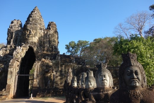 De brug naar de zuidpoort wordt geflankeert door goden en (hier) demonen