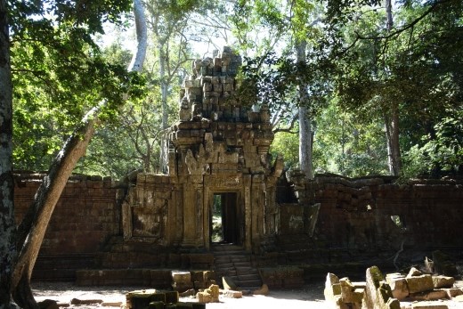 Een van de vele ruines omgeven door jungle