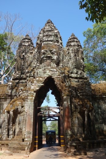 De vijf imposante poorten van Angkor Thom lijken op elkaar, maar sommige zijn in