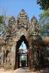 De vijf imposante poorten van Angkor Thom lijken op elkaar, maar sommige zijn in: by irko_mirjam, Views[303]