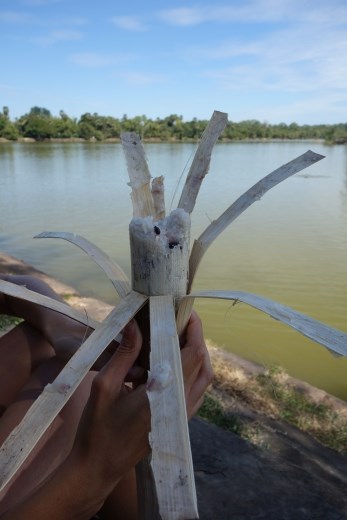 Genieten van de lokale snacks: krolan, plakrijst met rode bonen en kokosmelk ger