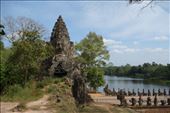 Met wat op en afstappen zijn we in Angkor Thom  over de muur van poort tot poort: by irko_mirjam, Views[369]