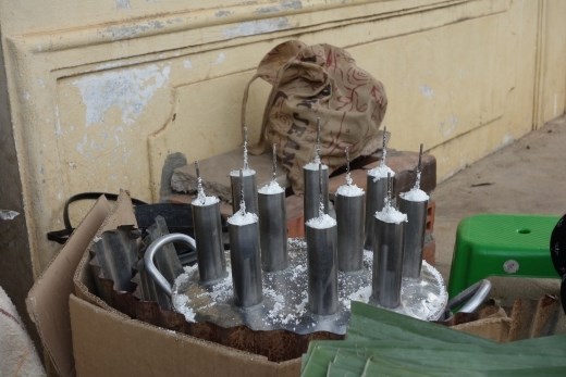 Het stomen van de rijstmeel rolletjes die dan gegeten worden met kokos en palmsuiker mix