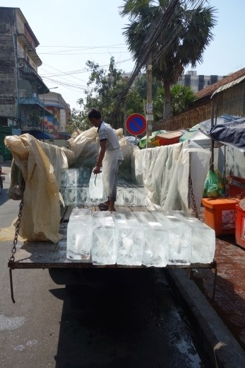 Kleine winkeltjes krijgen hun ijs aangeleverd per vrachtwagentje