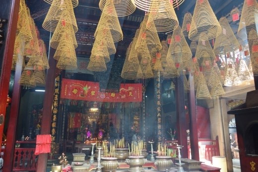 De talloze brandende wierook spiralen geven de tempel een speciale sfeer