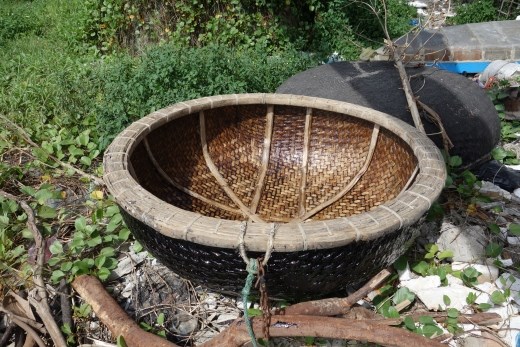 Deze geteerde manden worden hier door de vissers nog gebruikt om bij hun boten te komen