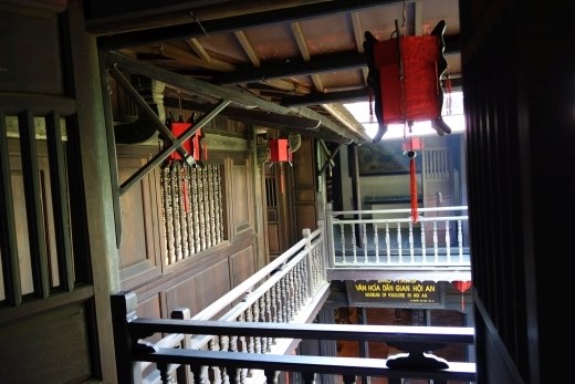 In de traditionele huizen wordt het voorhuis vaak verbonden met het achterhuis via een nauwe passage naast de binnenplaats