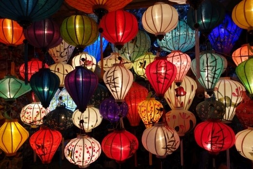 Hoi An staat bekend om haar zijde lampions