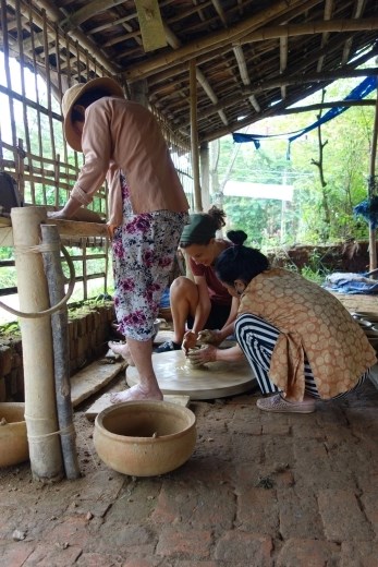 Wie helpt wie hier bij het pottenbakken