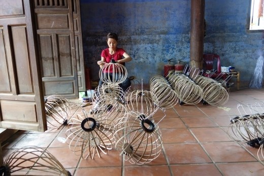 Een lampionnenmaakster aan het werk