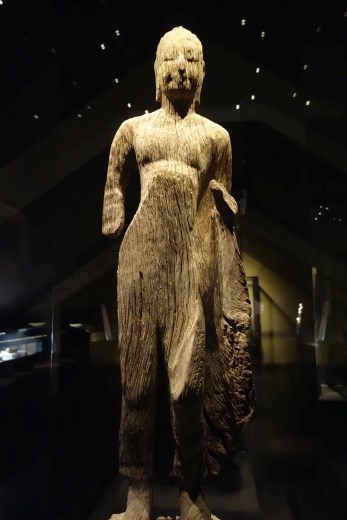 Houten boeddhabeeld in het historisch museum