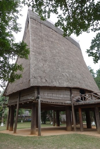 Een van de leuke traditionele huizen (van de Bahnar) bij het ethnologisch museum
