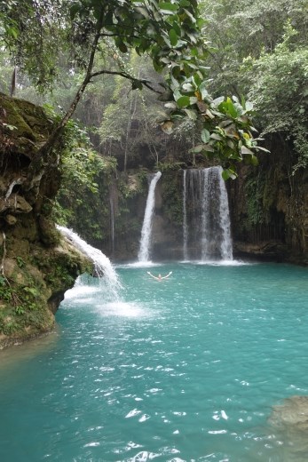 Irko geniet van een duik bij Kalawasan Falls