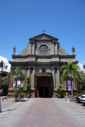 In de Filippijnen staan nog aardig wat interessante kerken uit de Spaanse tijd, zoals deze kathedraal in Dumaquete.