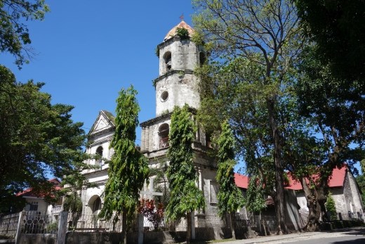 Zelfs het kleine dorpje Dauin beschikt over een oude pitoreske kerk.
