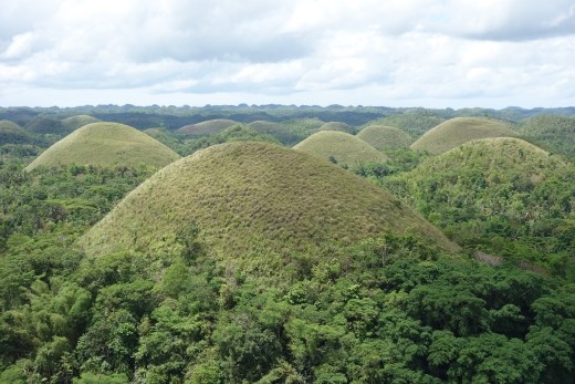 De Chocolate Hills van Bohol, omdat ze in de droge tijd (dit jaar wat minder) bruin kleuren 