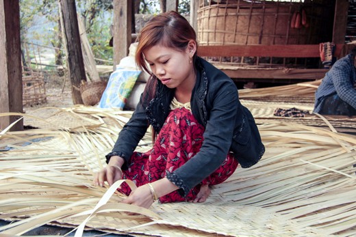 After preparing the campfire breakfast for the family, Hayma, the wife of Manue (her name means “forest” in Burmese) spends her morning hours cutting and laminating bamboo stalks into sheets and planks that serve as new walls for their small hut. Every year by the end of the monsoon rains, the bamboo planks have to be replaced and renewed to offer proper shelter for the family. Hamya explains that weaving bamboo is one of the ancestors’ techniques in the Shan Region: not only it shelters and protects us during the cold nights, but it also allows for the passage of the river breeze during the hot days.