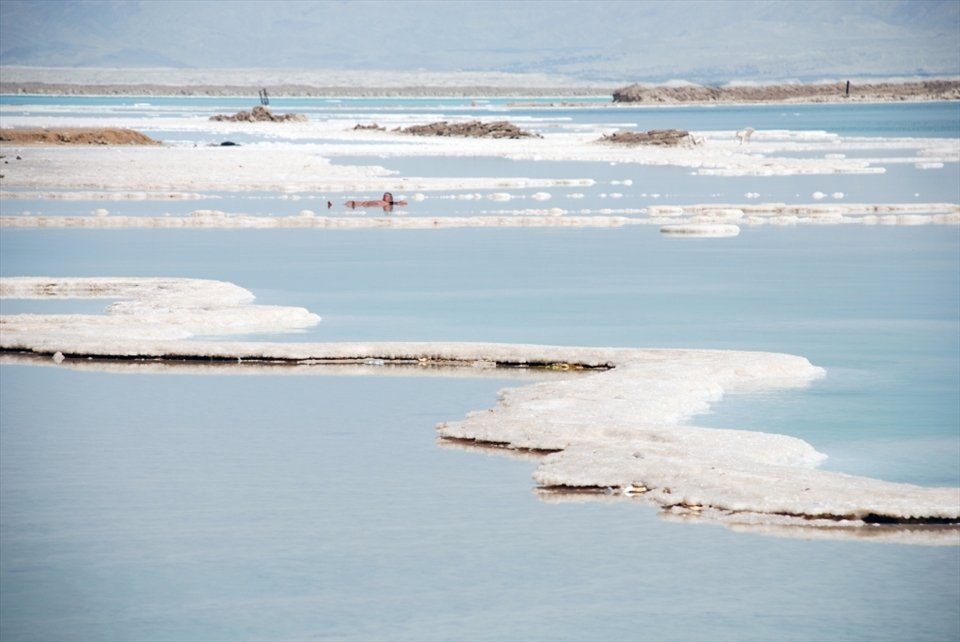 despite the fact that in the Dead Sea don't live any organisme one persone found a way the enjoy the benefits of the salted wather.