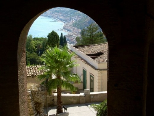 Although the man becomes more and more powerful, nature will always be stronger. The breathtaking effect caused by this silent confrontation, made all the more surreal by the cliff of the mountain that meets with the sea.