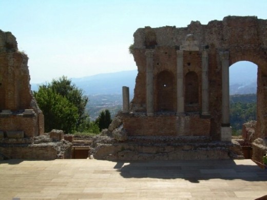 In the picture the amazing Sicilian landscape where nature reigns supreme, all characterized by elements such as the theatre of Taormina, dating back to the Magna Greece, who instinctively takes us back in time, allowing us to appreciate the history of the places where we live and imagine how thousands of years before people get together in this place to share moments of lightheartedness.