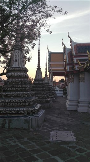 Al tramonto tutto sembra all'improvviso magicamente calmo. Siamo da soli, e il complesso del Wat Pho torna silenzioso come in un tempo lontano...