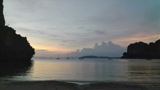 Railay west prima che l'alta marea e i cenoni di Natale sulla spiaggia spengano il tramonto