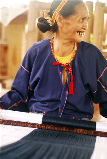 A laugh ensues as Baye Omeng explains the process of habol weaving and its similarities to a courting ritual. Habol means chase in the Tagalog language. 