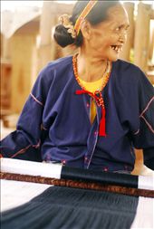 A laugh ensues as Baye Omeng explains the process of habol weaving and its similarities to a courting ritual. Habol is a Tagalog word for chase. : by ivan, Views[944]