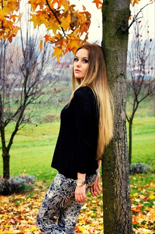 Beaty queen of only 18/Outside 