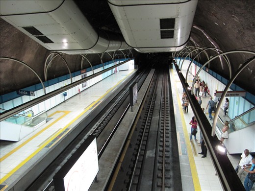 view of the platforms and tracks at the Cantagalo Metro Station