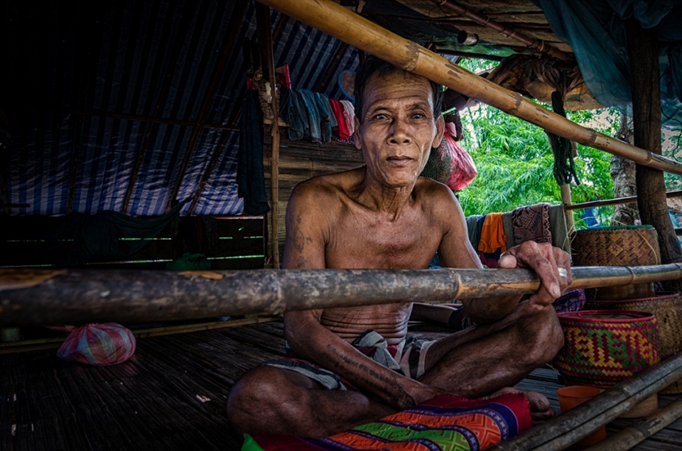 An elderly fisherman recalls his life fishing on the falls, risking his life each day for less than $6/£4. The toil of the job is clear on his aged and weathered skin. He speaks of plans by the WWF to ban trap fishing in an attempt to protect the rarer breeds of fish who use the falls to reach breeding grounds. Despite the challenges ahead he believes the fishermen will not give up their livelihoods easily.