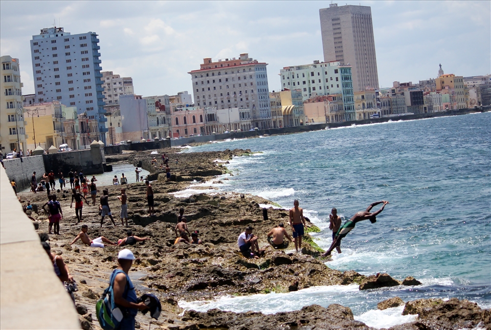 Mid Afternoon on The Malecón – This is the place to be, teenagers can get a reprieve from the stifling afternoon sun and a chance to socialise and laze around on the rocks, meanwhile the more daring youths dive into the Gulf of Mexico waters without any caution for their well-being. Momentarily oblivious to that mighty land merely 100 miles to the north who for the past 50 years has helped prevent any kind of real progress.