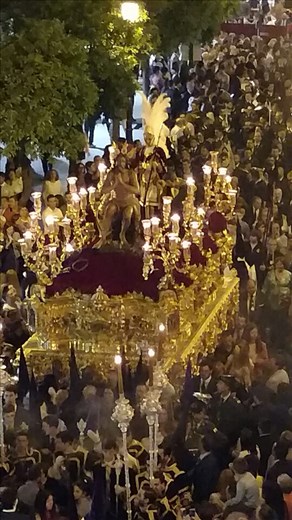 Some of the simplest pasos are the most striking. Note the bed of flowers